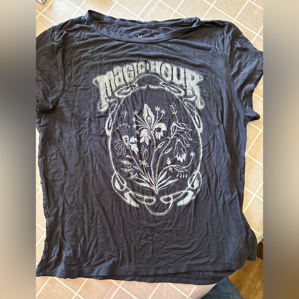 American Eagle Outfitters Black Tee with White Interior Print